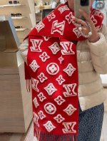 Lv3D围巾为柔软毛绒混纺织入Monogram图案，再以撞色羊毛皮演绎瞩目3D效果。剪花工艺令两面呈现迥异肌理，兼具创意巧思与潮流风范。 34X220厘米 高X