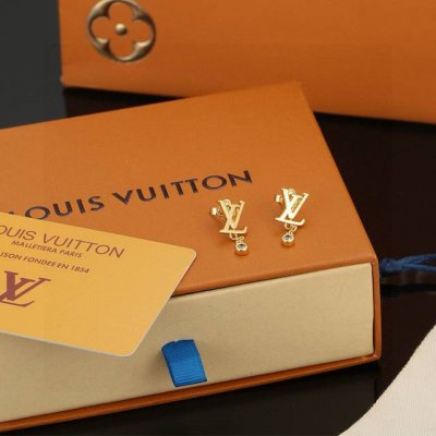 路易威登字母耳钉 秉承精湛匠艺 抛光色泽成就经典 Lv 字母的自然化身，流露品牌格调 明星同款 经典百搭