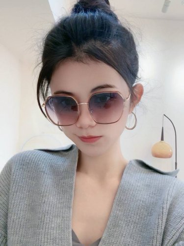 Gucci墨镜2025新款 方框设计再优雅的同时还能在视觉上修饰脸型 敲显脸小 不挑脸型 复古的马衔扣配上独特的紫色镜片 复古感十足 可盐可甜 镜腿采用G家经典