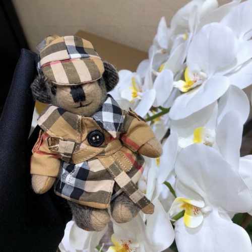 Burberry代工厂p小熊挂件，巴宝莉披丝巾泰迪熊钥匙扣挂件 温柔到心里 准备已久、精致自留 ！ 内部填充物与专柜一致，手感真的很赞五金扣全部采用电镀工艺，四