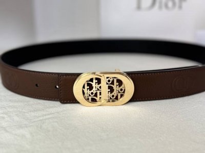 迪奥腰带35毫米 不仅能使穿着更合身，还有造型美观的功能 以迪奥的诞生之地巴黎蒙田大道30号为灵感，再精简而不凡的精华设计，浓缩的精髓展现。打造不同风格的穿搭。