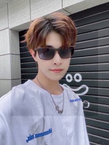 阿玛尼Armani 原单品质男士女士偏光太阳镜 材质：高清宝丽来偏光镜片、板材印字Logo镜腿。看细节就知道大师手工制作设计，做工精致，高端大气，适合旅游出行