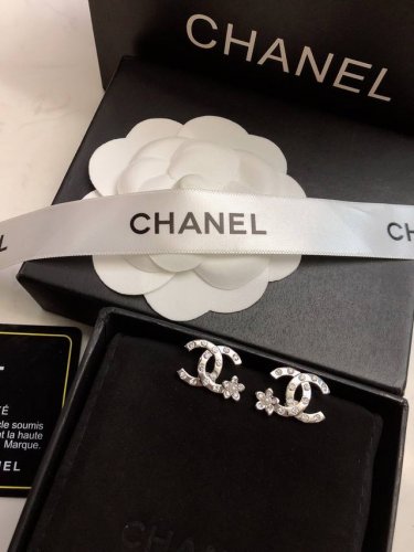 p60 Chanel香奈儿】耳钉 小香耳钉热销款 市面最高版本！专柜1:1款式开模 专柜原版！香奈儿耳钉女神必备 超级显脸瘦[爱心]