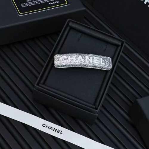 Chanel 25C白色珐琅双C银色亮片亚克力发夹银色亮片十透明树脂的搭配超级闪 很清爽的配色不管搭配什么发色都很好看很精致