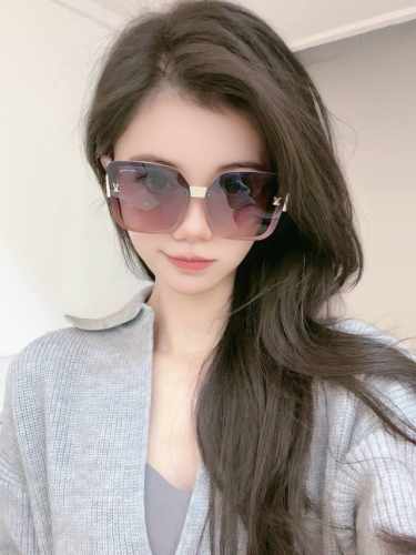 Tr偏光系列 Lv大框太阳镜墨镜经典的方框设计，不挑脸型，无论搭配大衣还是连衣裙都非常显气质偏光镜片预防紫外线 型号：型号：L0992