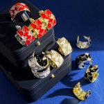 Lv路易威登欧美时尚高级感C形红色白色黑色滴油镶钻菱形花光面Lv字母耳环耳钉 黄铜材质 6个色 重约25.17G 尺寸约2.54Cm*2Cm*1.36Cm