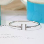 精工版Tiffany &Co 经典 新款 双T手镯 实拍， 真实细节呈现蒂芙尼 手镯 官网首页新款 双T系列 隆重出货 V金材质 电镀Au750 电镀色，持久宝