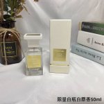 高品质 Tf限量版白瓶白麝香浓香水50Ml 前调：玫瑰、藏红花、百里香 中调：茶、乳香、铃兰 后调：檀木、绒面革、琥珀、麝香 木质花香 低调像是体香 有种若即若