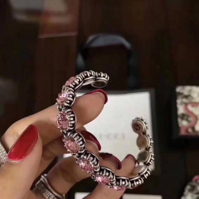 代购级别 终于出货了 Gucci粉钻水晶 手镯 女神最爱时尚简约 采用施华洛世奇水晶，专柜黄铜材质 优雅个性美丽超火爆 欲罢不能 ！！只能说先下手先得 时尚款怎