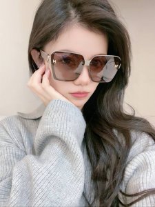 Tr偏光系列 爱马仕 经典的方框设计 不挑脸型 无论搭配大衣还是连衣裙都非常显气质尼龙偏光镜片预防紫外线 型号 H1991