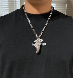 原单货新品 巴黎世家 项链Balenciaga 做旧款专柜一致 黄铜材质 古金电镀 火爆款出货 设计独特。 长度：55厘米