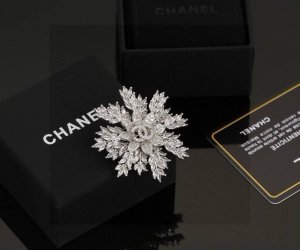 chanel小香奈儿 专柜新款同步上新香奈儿雪花胸针，是最懂女人的饰物。那些倾注了全部心血去做自己的女人，往往更珍惜胸针的意义。香奈儿女士把胸针别在帽子上，并告
