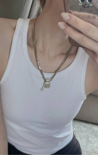 我们出品 项链4700 量大咨询客Fu Ch Nel 香水瓶项链Choker 本季度里边最最最美最火系列 可围绕两圈使用 很仙很灵动 简直美腻天了无法抗拒特定链