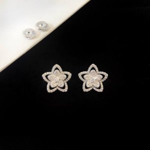 Graff Wild Flower白金耳环 Wild Flower耳环把繁花生命力戴在耳朵上，完美戳中审美的一款，小仙女们的选择困难症又开始犯了吧？不用烦恼拉，