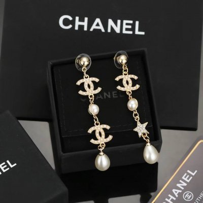 chanel 新款！！！长款耳坠 Zp代购品质 原版材质 非常时尚的一款耳钉 俏皮可爱活力满满 S925银针 色彩搭配很靓丽 不会显得过于压抑 佩戴效果美的很