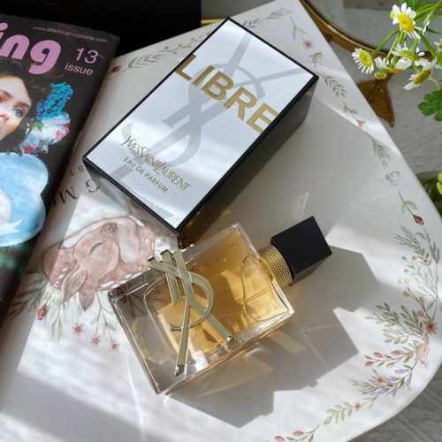 专柜品质 ysl 圣罗兰女士香水 Libre高定香水 肆意之水 50Ml 黑色不规则的瓶盖 性感高定礼服的感觉 率性 时尚 艺术 是现代的张扬之美 金色得颈链设