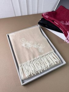 蔻驰。Coach经典c Logo两色披肩也太好看了吧！不仅有颜值还有品质，97%羊毛+3%羊绒，手感超级软糯和舒服，尺寸195×53Cm，整体宽度还可以，算是个
