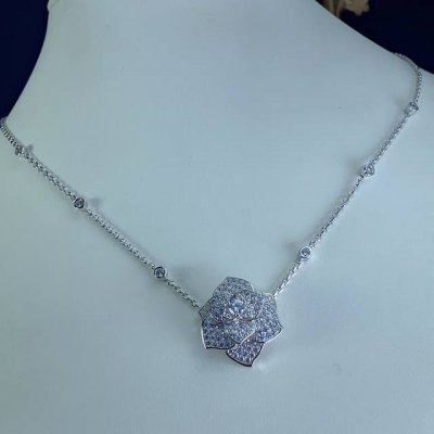 玫瑰花满钻项链，镶嵌1000余粒碎钻，层叠设计，工艺复杂 论玫瑰花，我只要这一朵[色色R][色色R] 玫瑰花项链可以说是能够满足你对珠宝一切的需求。论精致，一层