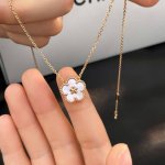 新款梅花Lucky S批Ring项链 春季新款来啦～ 将珍视的幸运主题与大自然巧妙融合，打造栩栩如生的Lucky S批Ring系列。 春节临近，新春将至，这一象