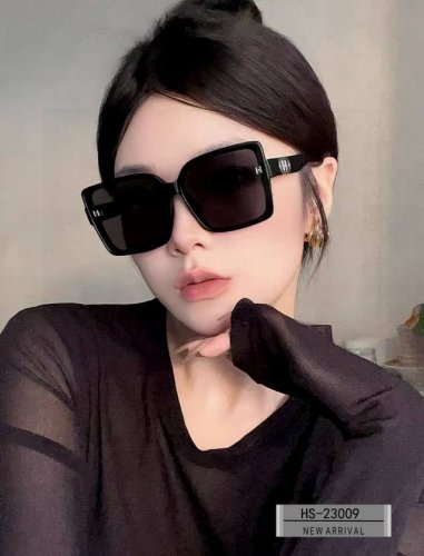 爱马仕-Hermes . 宝丽来树脂偏光镜片 . Tr90镜架轻便佩戴舒适 . Size：59-13-147， . 新款太阳镜减轻强光负担，遮挡有害光线防辐射，