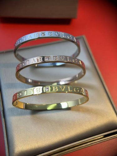 宝格丽手镯Serpenti Viper系列间二钻手镯完美精心打磨，与金属边完美契合！充满诱惑和迷人的感性，珐琅的璀璨奢华，呈现出中无与伦比的美感与力量，给你一个