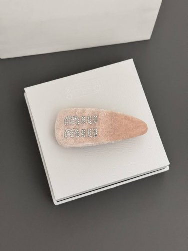 高品质 细节如图 绒面 Mu 糖果色发夹 小公举必备！！萌动的少女心被稳稳的拿捏了[可怜]谁能拒绝这款小可爱呢！一款绝美发夹，让你天天都想戴着！每一个颜色都是不