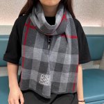 爆款顶级高尖端 Loewe罗意威直供迪拜出口货 官网双面罗意威2024新品双面羊绒围巾高尖端产物时尚大牌的顶尖设计款拿到手你就会明白质量真的超级赞超级柔软保暖亲