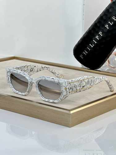 philipp Plein Model:P 利落方形轮廓 勾勒独特个性 精致品牌元素 品牌标识熠熠生辉 彰显奢华格调 质感高级感满满 自带气场 夺目又奢华