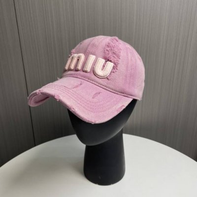 p50 miu Miu～25春季新款棒球帽 这款帽子也太好看了！破洞设计增添了几分随性与不羁，无论搭配休闲装还是运动装都能让你轻松驾驭。