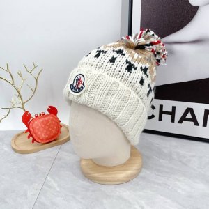 蒙口 Moncler 大人，小孩子，儿童，少年，均合适戴，弹性大， 配毛球羊毛针织！官网最新羊毛针织帽，官网原单复刻.非常柔软亲肤，弹性很好！有质感又非常百搭的