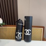 chanel 香奈儿 五折手开折叠晴雨伞 集合香奈儿灵魂Logo为一体的设计风格高雅奢华 带在身上带来独特视觉效果 为伞而动，骄阳烈日下，有独家防晒科技！伞面选