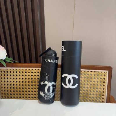 chanel 香奈儿 五折手开折叠晴雨伞 集合香奈儿灵魂Logo为一体的设计风格高雅奢华 带在身上带来独特视觉效果 为伞而动，骄阳烈日下，有独家防晒科技！伞面选