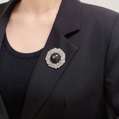 lv专柜新款同步上新镶钻胸针 是最懂女人的饰物 那些倾注了全部心血去做自己的女人 往往更珍惜胸针的意义 Lv女士把胸针别在帽子上 并告诉那些模仿她的时髦女士们