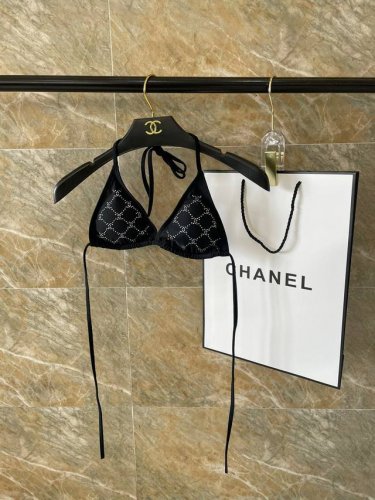 Chanel比基尼 适合多种场景的游泳衣 海边 游泳池 温泉 水上乐园 漂流都可以内搭也完全可以 连体设计遮肉显高挑 腹部有点肉肉也不影响咱美美的 背面设计大露
