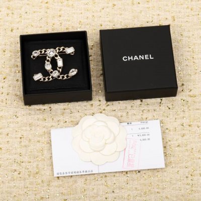 210183 我们出品 Z5600 量大咨询客Fu Ch Nel24C双C胸针 太美了 一定要入 特别适合这个季节 颗颗施华洛世奇方钻黄铜材质 上身效果大方斯文
