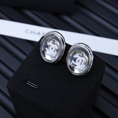 Chanel25S 银色镜面椭圆耳钉 椭圆系列耳钉+项链哇 这个系列太好看了~ 亮亮的 水灵灵的 和夏天的适配度好高 jennie同款
