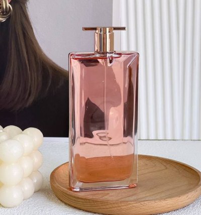专柜品质 Lancme 是我香水 夏日宝藏香 规格:75Ml 第一眼见到“是我”，你会被剔透纤薄的香水瓶身吸引，又很好奇 不被定义 的香味是怎样的？当鼻腔触碰香