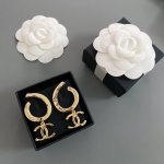 我们出品 香金钩吊C耳钉 ZP4500 这款绝对的宝藏款 散发着Vintage的味道 极具收藏价值 标准的经典复古款 极简大气 上耳绝对的惊艳 正反面的纹路是不