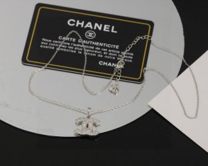 香奈儿双C项链 看似简单 却是非常经典百搭 Z批品质 超级精致时尚 这款非常适合日常佩戴 颜色也是很洋气 非常上档次 对于上班族来说真的有必要备一款 项链