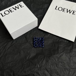 p80 L0Ewe 罗意威 胸针 精致耐看 金属感，一致Zp黄铜材质，真金电镀，细节完美复刻，标配给你们啥标配 这款非常适合日常任何穿搭