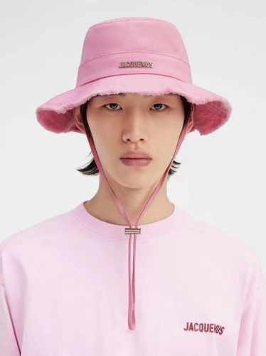 jacquemus 高版渔夫帽必入 百搭色系 旅行外出必备 可调节大小 夏季渔夫帽又悄悄登场了 帽子抽绳设计 可调节大小 头围 标准57Cm
