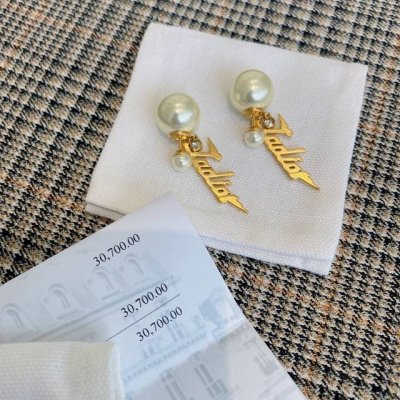 高品质 细节如图 本季必入系列 酷甜Jadior耳钉 ZP4500 这一季订近10万 分三批到 这个设计无敌了 帅气的字母草书Tribal的标志元素两颗Silv