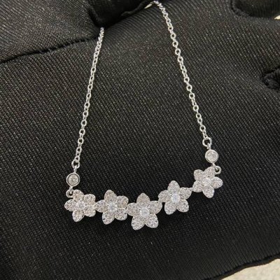新品满钻五颗星项链 大Graff 格拉夫 旗舰店同步上新 花朵 五花 项链 花朵比例恰到好处 看似简单却很考究版型工艺的一款 先不说定制的高碳钻 版型周正 拥有
