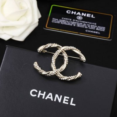 Chanel 香奈儿新款双C胸针 每一个细节做工非常精细 这款设计非常美轮美奂 这款真的超级美超级仙 精致小姐姐必备
