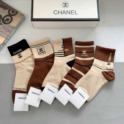 配包装 一盒5双 chanel 香奈儿经典袜子高版本纯棉材质柔软 秒杀市场普通货 经典的双C图案Logo 专柜同步袜子大牌出街 潮人必备 超好搭