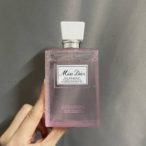 专柜品质 迪奥甜心沐浴露200Ml dior迪奥小姐沐浴凝露200Ml 每个女孩心中都会拥有粉色之梦 粉粉嫩嫩的包装 实在让人爱不释手 花漾甜心同款香水气息 犹
