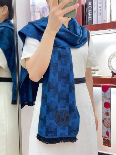 重磅推荐hermes 爱马仕秋冬新品 H格纹色织羊绒轻缩围巾臻选上乘的山羊绒纤维，耗时耗力，再以清泉水浸泡涤荡，使羊绒纤维呈现出独特的蓬松质感，手感才如此细腻，