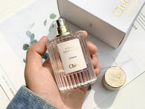 110原单品质 史上颜值最高的Chloè克洛伊仙境花园高定系列沙龙香 ，出自大牌却又是属于小众的香氛气味！文艺气息的瓶身太好看了，玲珑剔透不说，瓶盖也十分精致！