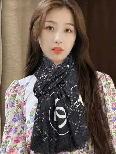 上新小香 银丝2024 最新款闪闪发光顶级设计太美了，真心赞 羊绒绒长巾 实物真心美 披肩配以印花无论设计喷绘都是非常到位细节都可见整个围巾给人大牌气场的同时又