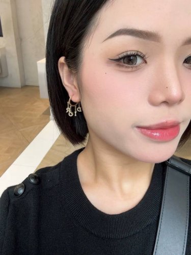 高品质 细节如图 L D 满钻字母耳环 ZP4600 非常高级简约的经典款式 经典的Logo元素设计满钻超级Bling天呐 这简直就是一模一样好吧 实在是太完美